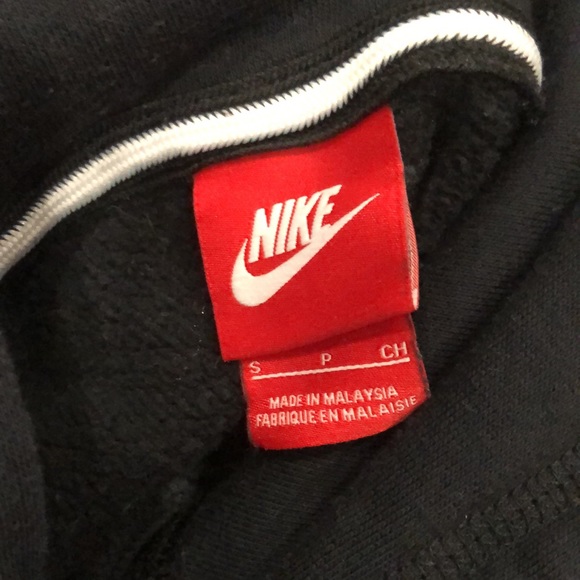 Nike Mens Pullover Graphic Hoodie with kangaroo pocket/Size S/Black - Picture 3 of 3